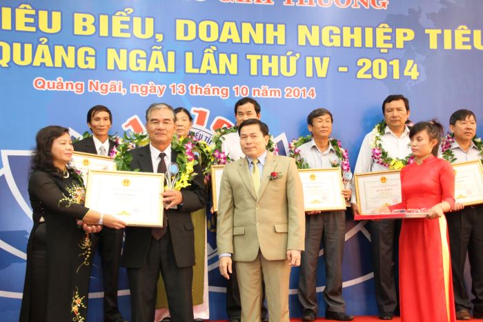 Ông Trần Quang Thạch - Giám Đốc Công ty TNHH Phú Điền nhận giải Doanh Nhân Xuất Sắc Quảng Ngãi 2014